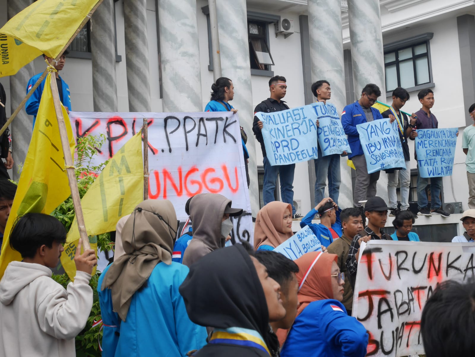 PMII Pandeglang Terus Soroti LHKPN Bupati Irna Puluhan aktivis PMII melakukan aksi unjuk rasa di depan Kantor Bupati Pandeglang di Jalan Bhayangkara, Kamis (11/5).(Ari Supriadi/Tangsel Pos)