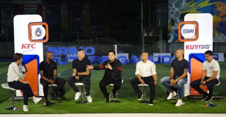 Poles Usia Dini, Erick Thohir Undang 5 Legenda Dunia Ketum PSSI Erick Thohir bersama para legenda Sepakbola Dunia. Foto : Ist