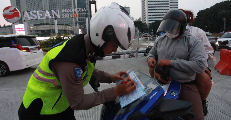 Polisi Terapkan Lagi Tilang Manual Foto : Ist