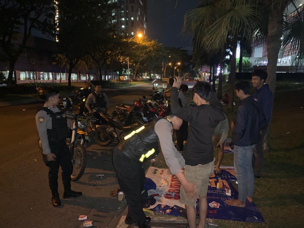 Polres Patroli Mobile Cegah Kejahatan Tim Patroli Polres Tangsel menggelar Razia malam hari guna mencegah kejahatan jalanan seperti begal dan gangster. (dra)