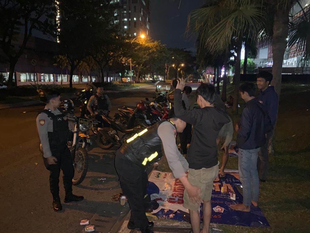 Tim Patroli Polres Tangsel menggelar Razia malam hari guna mencegah kejahatan jalanan seperti begal dan gangster. (dra)