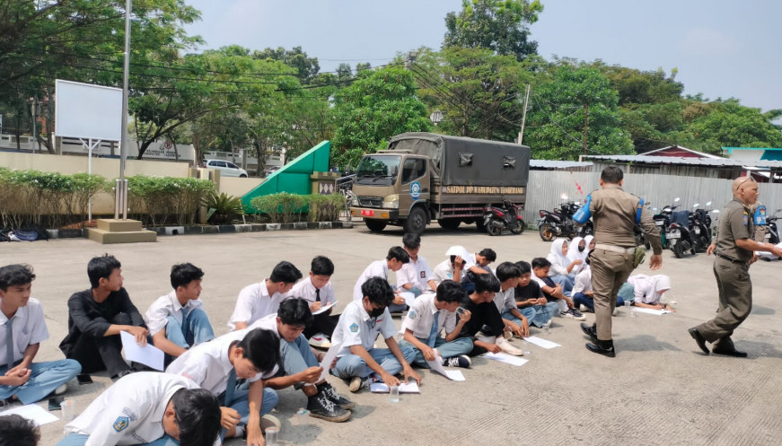 Puluhan Pelajar Bolos Sekolah Terjaring Razia Satpol PP Kabupaten Tangerang Puluhan pelajar di Kabupaten Tangerang terlihat terjaring razia yang dilaksanakan Satpol PP setempat.