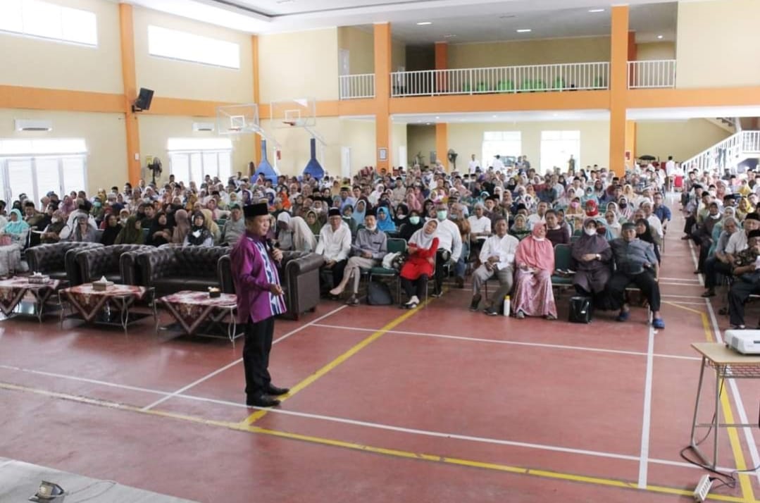 Ratusan Jamaah Haji Kota Tangsel mengikuti bimbingan manasik haji (Bimsik). Digelar selama dua hari Sabtu-Minggu (13-14/5), yang dibuka oleh Wakil Wali Kota Tangsel Pilar Saga Ichsan. (din)