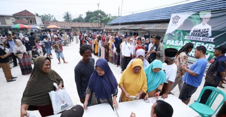 Warga Desa Kemuning, Kecamatan Kresek, Kabupaten Tangerang, Banten antusias berburu sembako murah yang disediakan sukarelawan Gardu Ganjar Banten. Foto : Ist