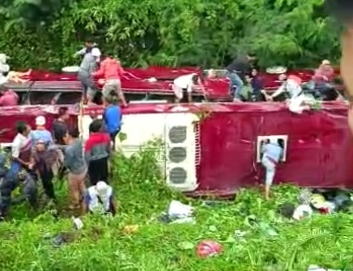 Bus rombongan yang terjun ke jurang. Foto ; Ist