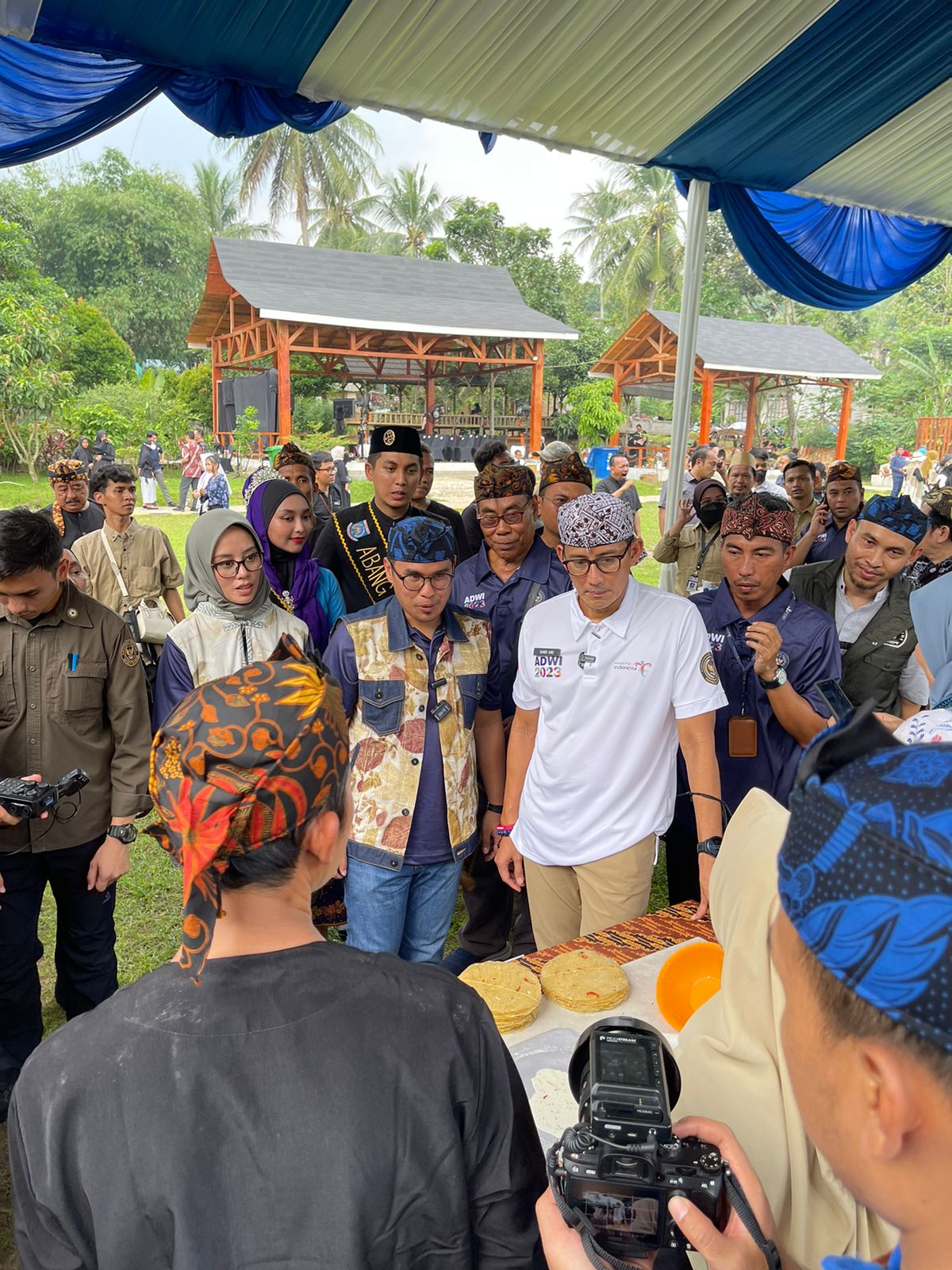 Sajikan Kelestarian Alam di Pinggir Sungai Cisadane, Kampung Ekowisata Kranggan Jadi Primadona Menparekraf Sandiaga Uno didampingi Wakil Wali Kota Tangsel Pilar Saga saat meninjau stand yang ada di Kampung Ekowisata Kranggan, Tangsel. Foto : Ist