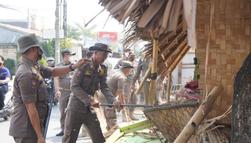 Satpol PP Tertibkan Bangunan Liar di Sepatan Timur Petugas Satpol PP Kabupaten Tangerang tengah melakukan penertiban atas bangunan liar (bangli) yang berdiri di badan jalan di wilayah Kecamatan Sepatan Timur.