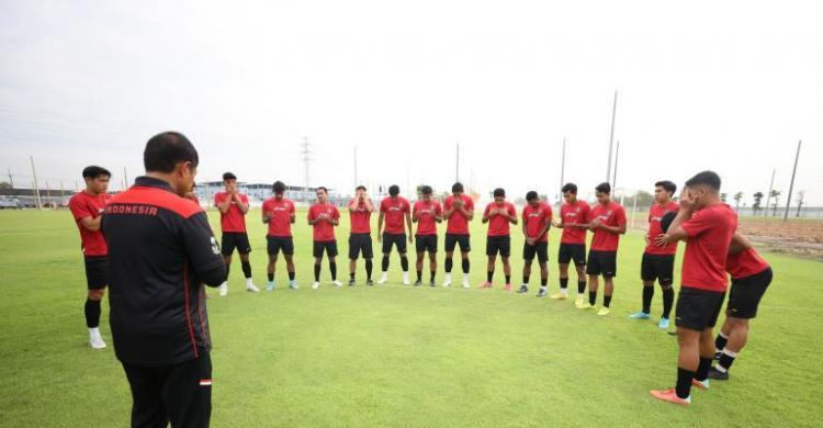 Latihan skuad Garuda Muda bersama pelatih Indra Safri. Foto : Ist