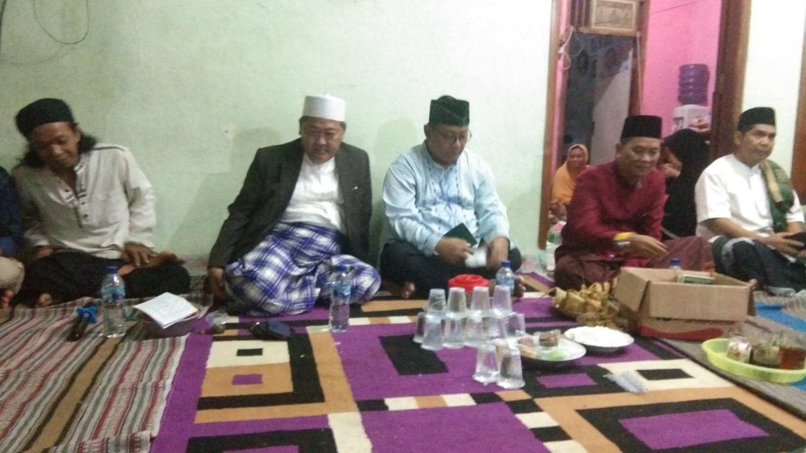 Wakil Ketua Umum MUI Kota Tangsel, KH Hasan Mustofi (kopiyah putih) saat takziah malam ketujuh Almarhum Maja, atas musibah wisata Guci, Tegal, Jawa Tengah. (din)