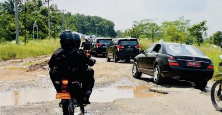 Soal Pembangunan Jalan Era Jokowi Vs SBY Presiden Jokowi saat meninjau jalan di Lampung. Foto : Setpres