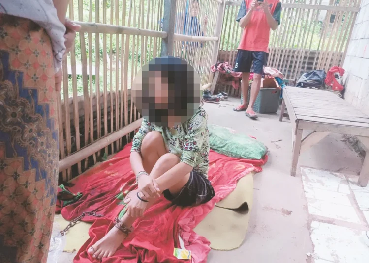 Stres Ditinggal Suami Dan Banyak Hutang, ODGJ di Jambe Dirantai Keluarga Foto : Ist