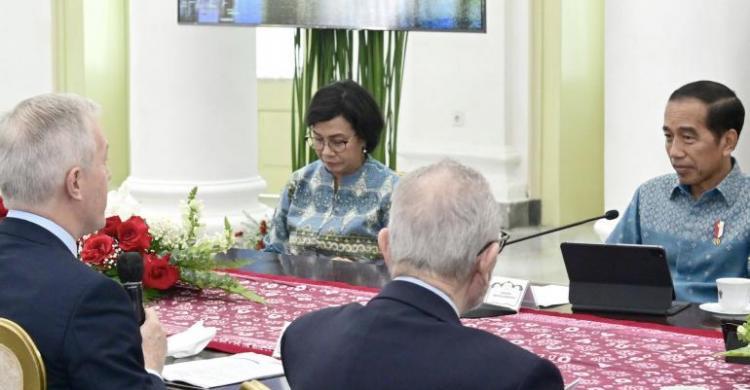 Terima Delegasi US-ABC, Jokowi Bahas Industri Mobil Listrik Hingga Teknologi Carbon Capture Presiden Jokowi didampingi Menkeu Sri Mulyani menerima Delegasi US-ABC di Istana Bogor. Foto : Ist