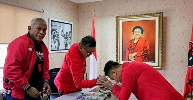 Tiba Di Kantor DPP PDIP, Gibran Langsung Sungkem Ke Hasto Foto : Ist