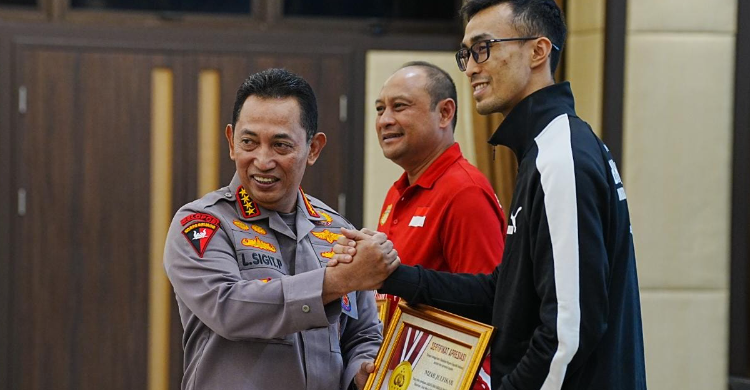 Tim Voli Jakarta Bhayangkara Presisi Runner Up AVC, Kapolri Berikan Penghargaan Foto : Ist