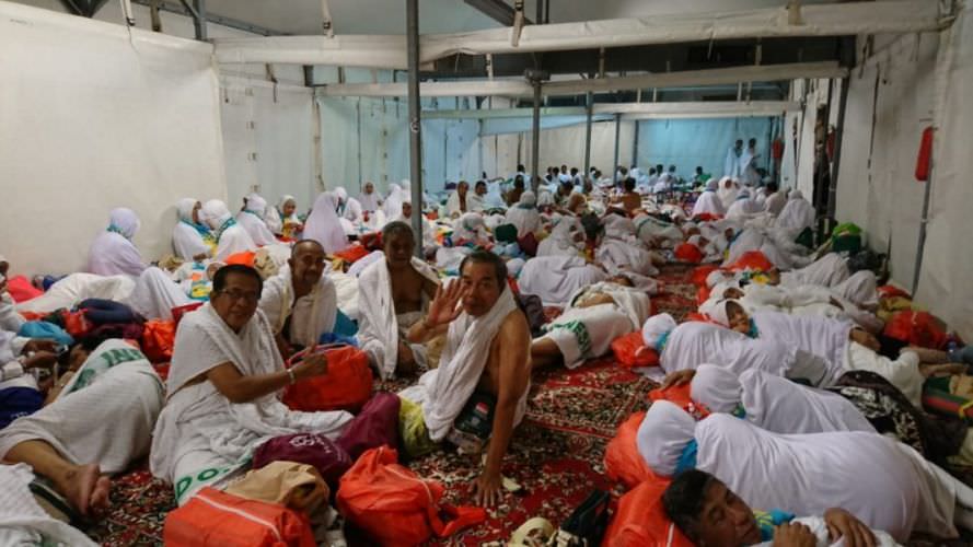 Toilet Jemaah Haji Indonesia Di Arafah Dan Mina Ditambah, Lantai Dari Batako Jadi Keramik Jamaah haji sedang istirahat di tenda di Mina. Foto : Ist