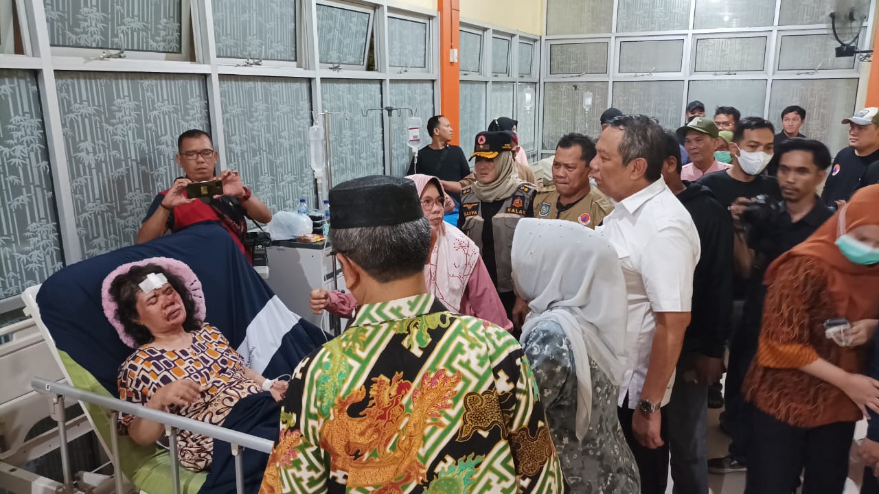 Wali Kota Benyamin Davnie telah tiba di RS Soeselo Slawi untuk melihat kondisi korban. (Dok. Humas Pemkot Tangsel)