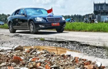 Mobil Kepresidenan saat melewati jalan berlubang saat sidak di Lampung. Foto : Setpres