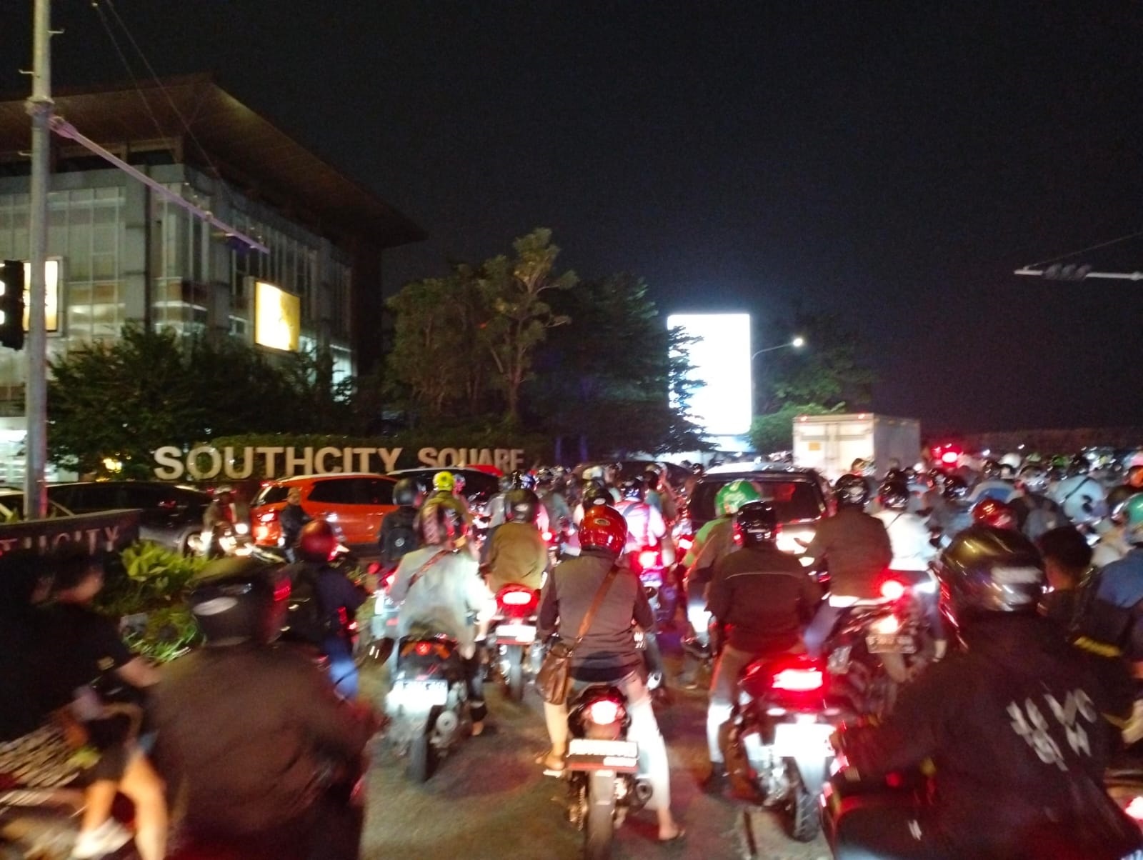 Usai Libur Lebaran Jalan Raya Pondok Cabe Macet Parah Kepadatan kendaraan di simpang Southcity Pondok Cabe. (din)