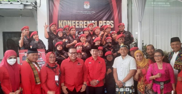 Yakin Dapat ‘Berkah’ Ganjar, PDIP Depok Ogah Terbius Ekor Jas Caleg dari DPC PDIP Depok ketika mendaftarkan ke KPU Depok. Foto : Ist