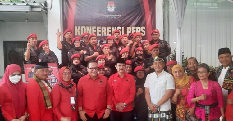 Caleg dari DPC PDIP Depok ketika mendaftarkan ke KPU Depok. Foto : Ist