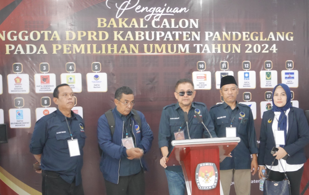Yangto Dicoret di Daftar Bacaleg NasDem Pandeglang Ketua DPD NasDem Pandeglang, Beni Sudrajat, saat menyampaikan keterangan pers di Kantor KPU, Kamis (11/5/2023).(Ari Supriadi/Tangsel Pos)