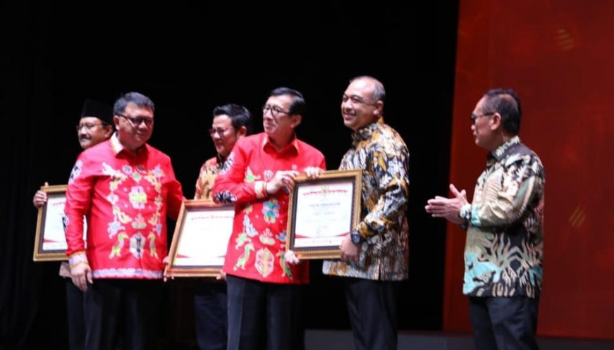 Menteri Hukum dan HAM (Menkumham) Republik Indonesia (RI), Yasonna Laoly (kiri) memberikan piagam penghargaan kepada Bupati Tangerang, Ahmed Zaki Iskandar.