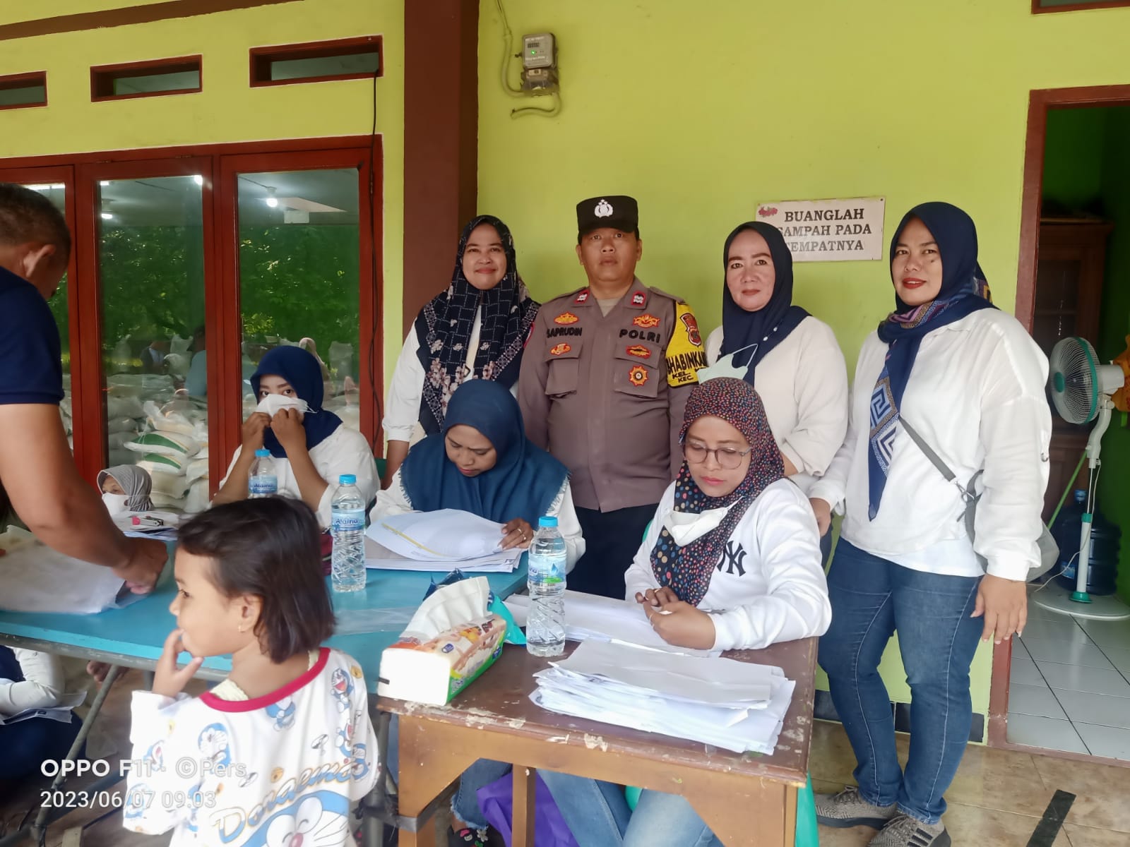 1.292 Warga Kedaung Antre Bantuan Beras 10 kg Ist.