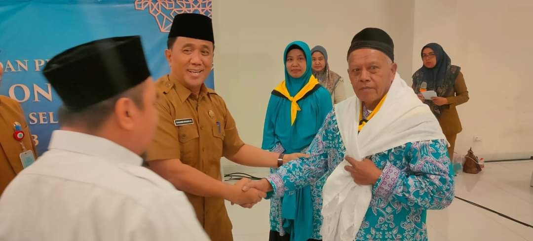 41 Calhaj Kloter 55 JKG Tangsel Dilepas Selasa Asda Satu Kota Tangsel Dadang Raharja berjabat tangan sebagai tanda Pelepasan dan ucapan selamat pada 41 Calhaj Kloter 55 JKG.(din)