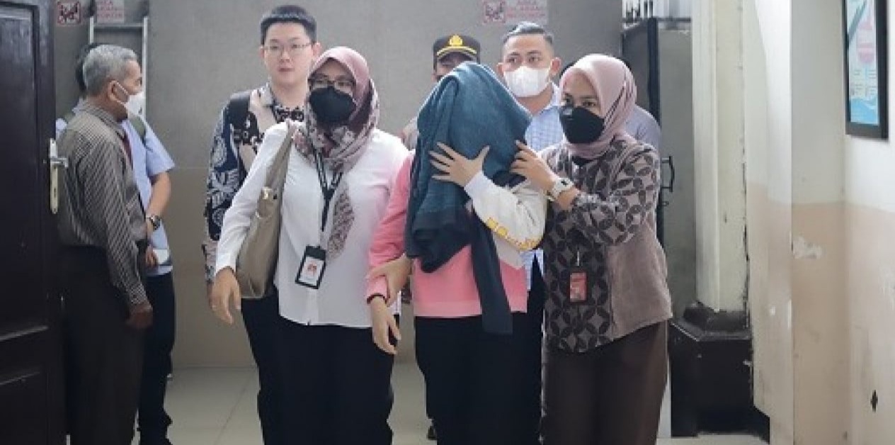 AG Bersaksi, Sidang Mario Dandy Digelar Tertutup AG (menutup) muka saat hadir di persidangan. Foto : Ist
