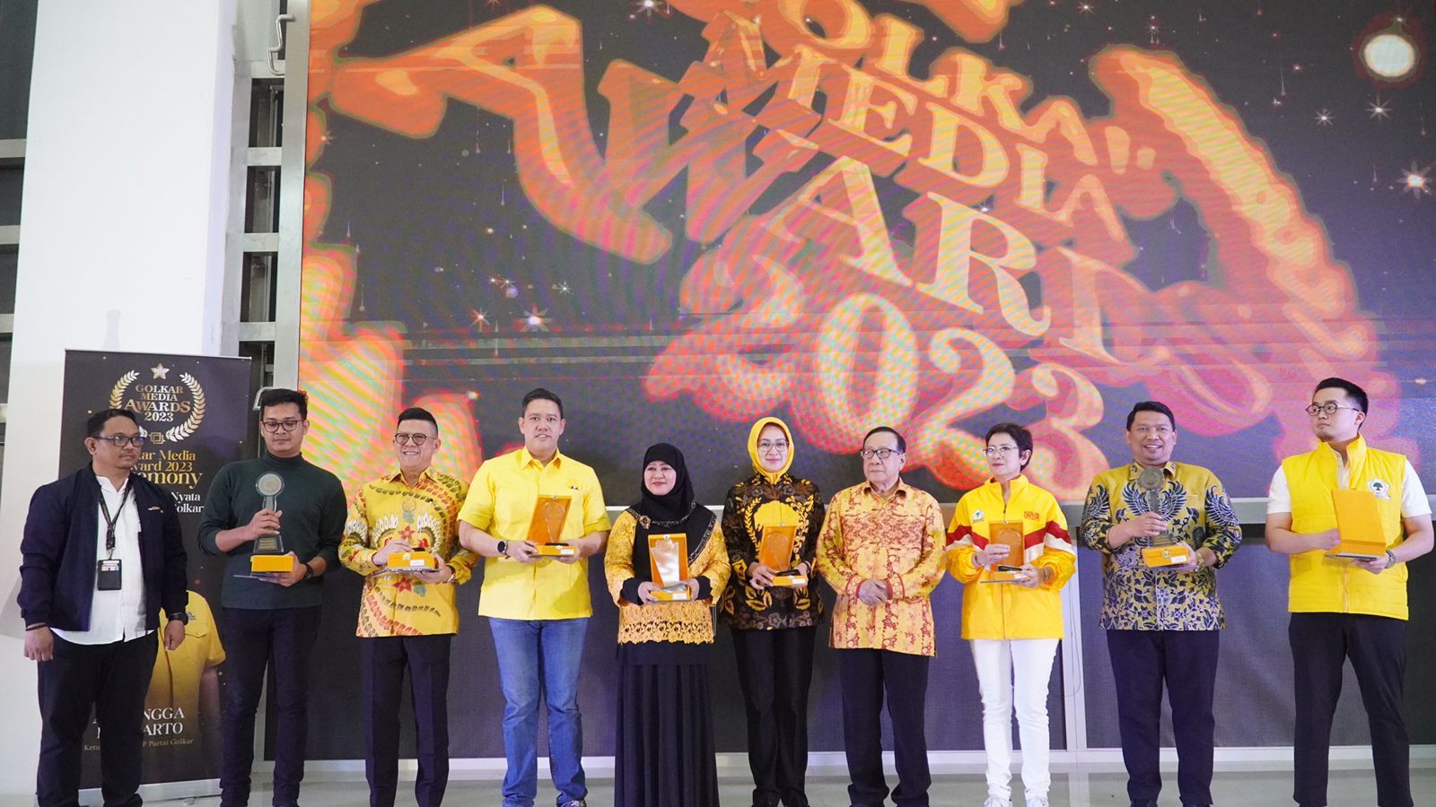 Airin Rachmi Diany Raih Penghargaan Golkar Media Award 2023 Airin Rachmi Diany (jilbab kuning) Meraih Penghargaan Golkar Media Award 2023. Foto : Ist