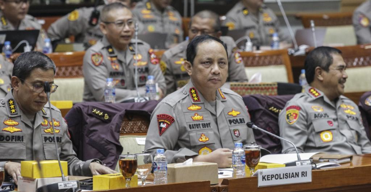 Anggaran Kepolisian Minim Wakapolri Komjen Gatot Eddy Pramono (tengah) saat acara dengan Komisi III DPR. Foto : Ist