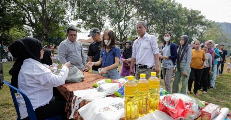 Warga Serpong Utara menyerbu pasar murah. Foto : Ist