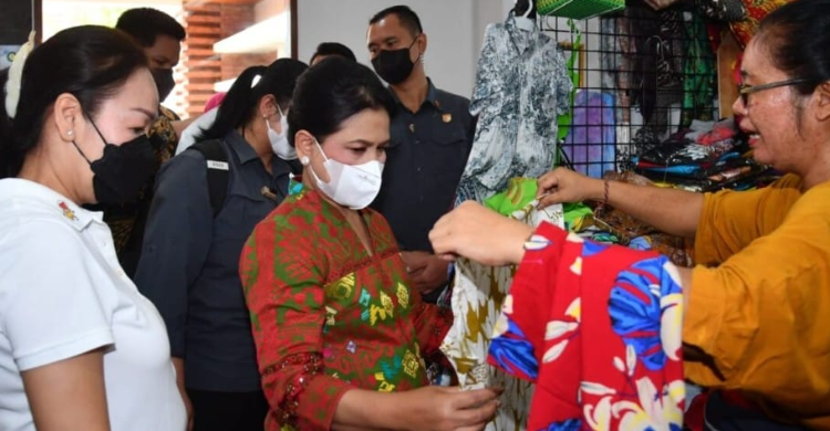 Berkunjung Ke Pasar Sukawati, Iriana Sapa Warga Dan Borong Produk Lokal Foto : Ist
