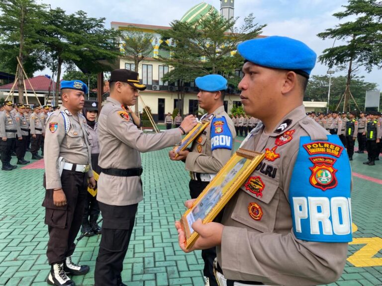 Bolos Kerja Lebih Dari 30 Hari Berturut-turut Kapolres Tangsel melakukan Pemberhentian Dengan Tidak Hormat terhadap dua anggotanya yang melakukan dispiliner Polri.(dra)
