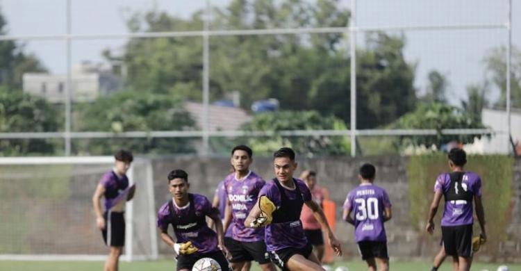 Digenjot Sepekan, Fisik Dan Stamina Skuad Persita Makin Meningkat Para pemain Persita saat latihan fisik di Sleman, Yogyakarta. Foto : Ist
