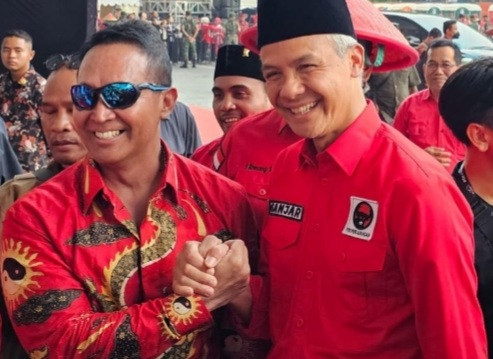 Disebut Jadi Ketua Timses, Andika Salam Komando Dengan Ganjar Di GBK Foto : Ist