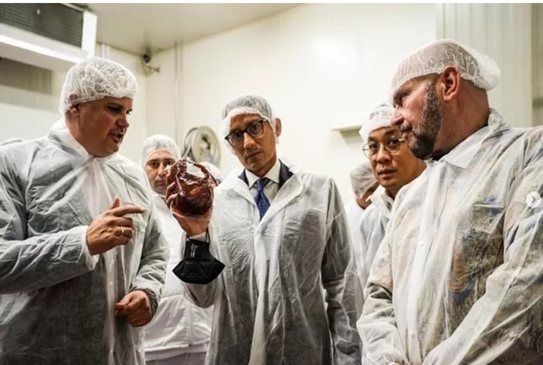Dubes Indonesia Di Bulgaria Ditemani Sandiaga Saksikan Uji Coba Pabrik Rendang Foto : Ist