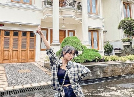 Fuji Resah, Pasang Papan Larangan Foto di Rumah Barunya Foto :