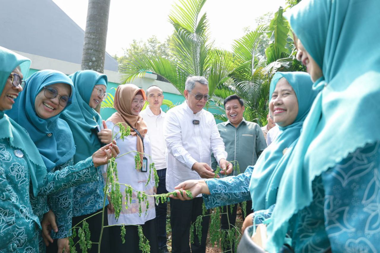 Hadiri Gerakan Menanam Sejuta Pohon Kelor, Benyamin: Banyak Manfaat dan Penting untuk Ketahanan Pangan Gerakan Penanaman Sejuta Pohon Kelor se-Provinsi Banten di KWT Seroja Pondok Pucung, Pondok Aren, pada Jumat (23/06). (Ist)