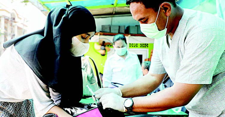 Hewan Penular Rabies Di Jakarta Meningkat Warga Pademangan memanfaatkan progran vaksinasi di kantor RW setempat. Foto : Ist