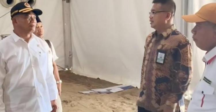 Kemah Jemaah Haji Indonesia Beres, Fasilitasnya Bikin Menko PMK Terkesima Menteri PMK Muhadjir Effendi (kiri) saat meninjau fasilitas tenda di Arafah. Foto : Ist