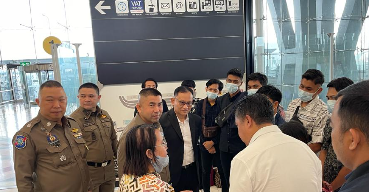 Kemlu Fasilitasi Pemulangan 9 WNI Korban TPPO Di Myanmar Suasana penyerahan secara resmi 9 WNI yang menjadi korban TPPO oleh Pemerintah Thailand kepada KBRI Bangkok, di Bandara Suvarnabhumi Bangkok, Thailand, untuk melanjutkan perjalanan kembali ke Tanah Air. Foto : Ist