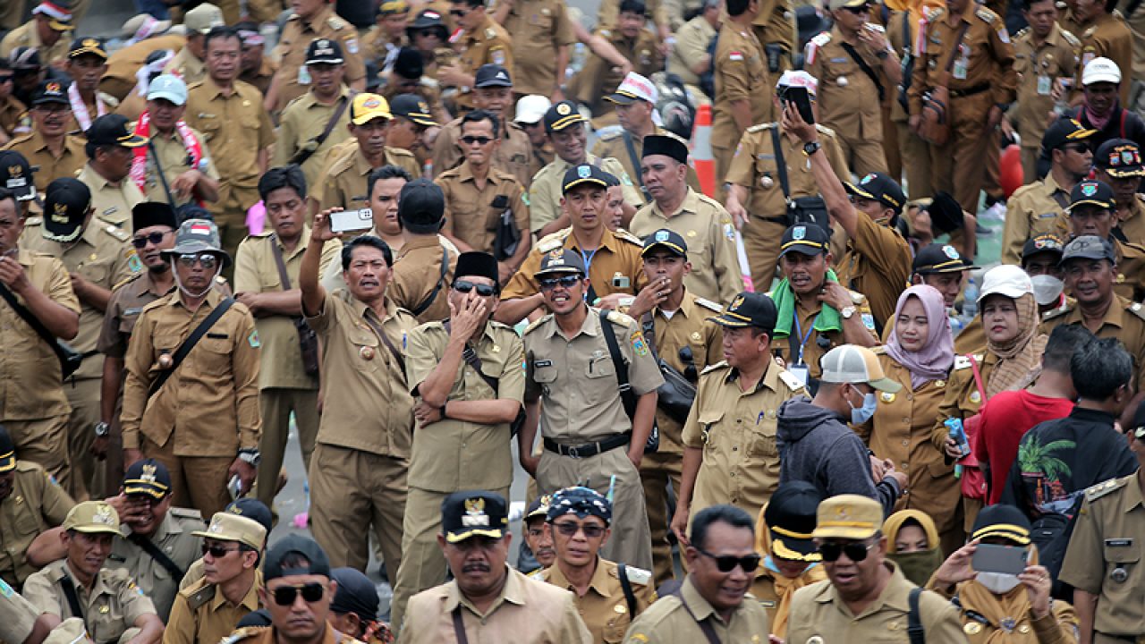 Keputusan DPR Nggak Kreatif Demo Kades di Gedung DPR. Foto : Ist