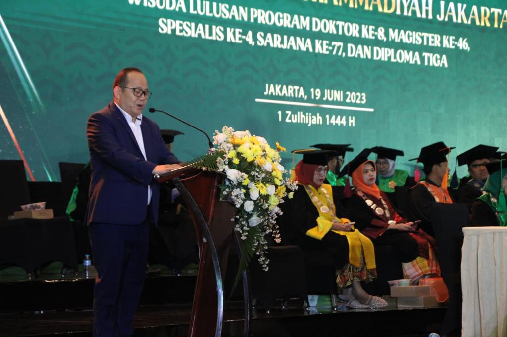 Ketua DPRD Paparkan Upaya Tumbuhkan Ekonomi Ketua DPRD Kota Tangsel Abdul Rasyid saat memberikan sambutan di hadapan Wisuda Program Doktor ke-8, Magister ke-46 Universitas Muhammadiyah Jakarta (UMJ), di Kecamatan CIputat Timur, Senin (19/6).(dra)