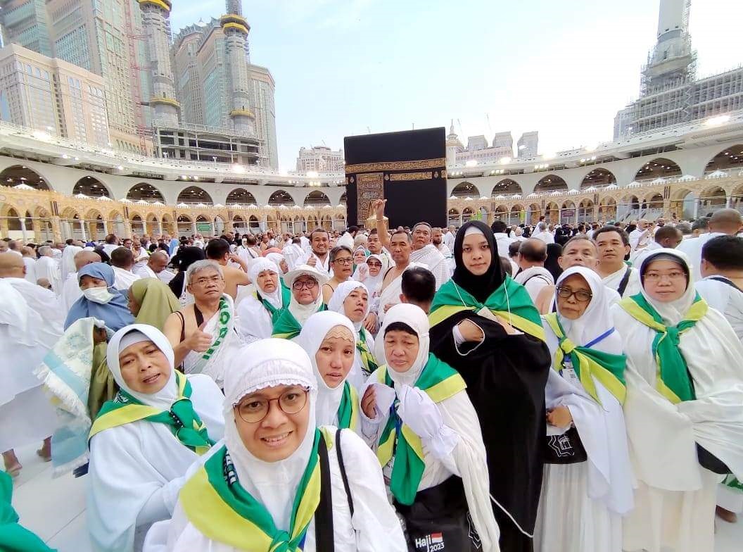 Jamah Haji Kloter 10 JKG asal Tangsel berada di dekat Ka’bah saat melakukan umroh wajib.(din)