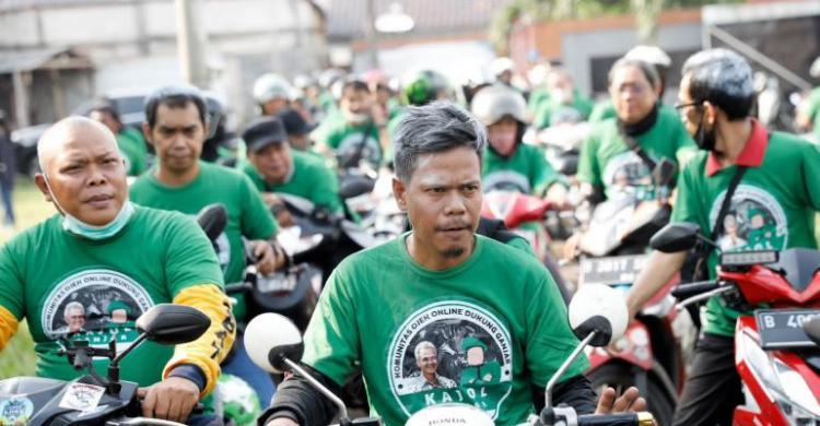 Kompak! 300 Driver Ojol Gelar Aksi Putihkan Rambut Sebagai Dukungan Untuk Ganjar Foto : Ist