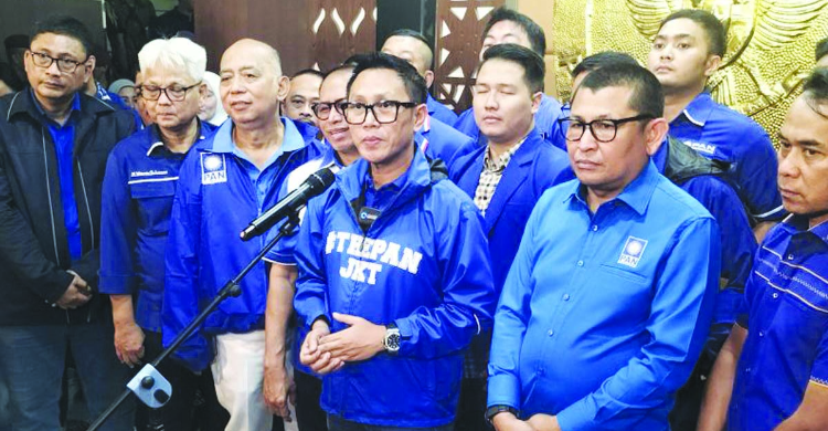 Langganan Jadi Menu Utama Pertemuan Politik Ketua DPW PAN DKI Eko Patrio (tengah) saat konferensi pers. Foto ; Ist