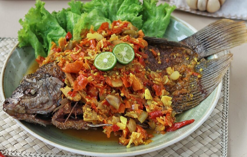 Makan Siang? Ini 5 Rumah Makan Betawi Enak di Tangerang Pecsk Gurame. Foto : Ist