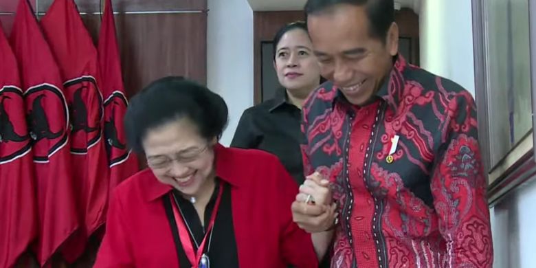 Mesra Di Rakernas PDIP, Mega Dan Jokowi Saling Pegangan Foto : Setpres