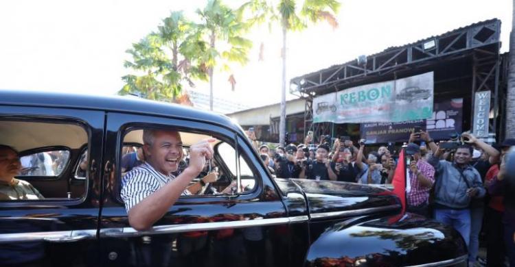 Momen Ganjar Naik Mobil Retro Milik Eks Ibu Negara Fatmawati, Simbol Menuju Kursi Presiden Foto : Ist